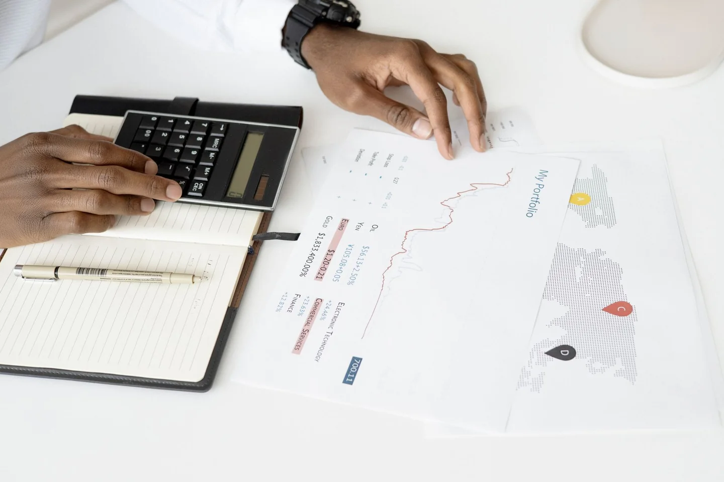 Trader comparing account equity, used margin and free margin on a calculation sheet